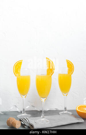 Mimosa drink für Party-Champagne Cocktail Mimosa mit Orangensaft auf weißem Hintergrund, kopieren Raum Stockfoto