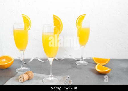 Mimosa drink für Party-Champagne Cocktail Mimosa mit Orangensaft auf weißem Hintergrund, kopieren Raum Stockfoto