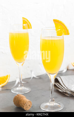 Mimosa drink für Party-Champagne Cocktail Mimosa mit Orangensaft auf weißem Hintergrund, kopieren Raum Stockfoto