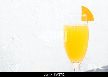 Mimosa drink für Party-Champagne Cocktail Mimosa mit Orangensaft auf weißem Hintergrund, kopieren Raum Stockfoto