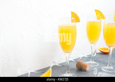 Mimosa drink für Party-Champagne Cocktail Mimosa mit Orangensaft auf weißem Hintergrund, kopieren Raum Stockfoto