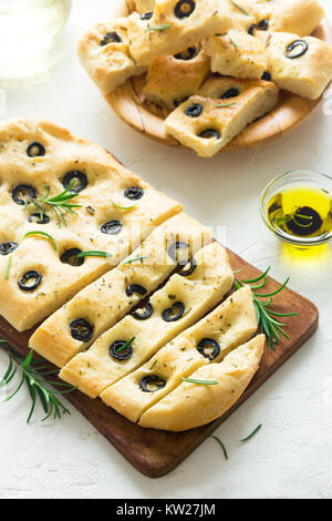Traditionelle italienische Focaccia mit schwarzen Oliven und Rosmarin - hausgemachte Fladenbrot focaccia Stockfoto