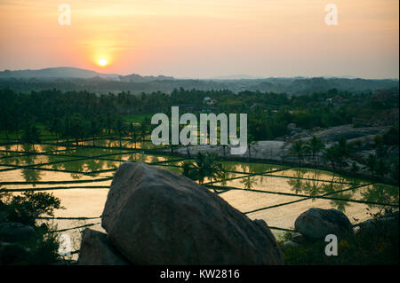 Den Sonnenuntergang von einem Aussichtspunkt in Hampi, Karnataka, Indien. Stockfoto