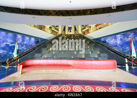 Dubai, VAE - November 25, 2012: Innenraum des Burj al-Arab in Dubai, VAE. Der Bur ist das exklusivste Hotel der Welt, und 7-Sterne-Hotels in Dubai Stockfoto