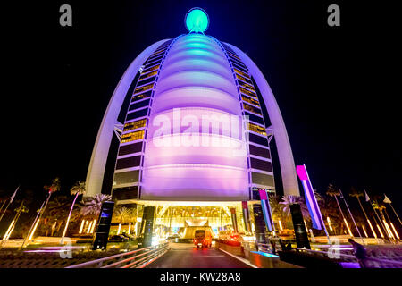 Dubai, VAE - November 25, 2012: Blick auf die Luxus Strand von Dubai und der Burj al-Arab in Dubai, VAE. Der Bur ist das exklusivste Hotel der Welt, eine Stockfoto