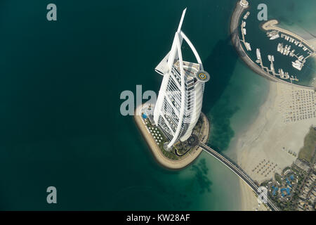 Dubai, VAE - November 25, 2012: Blick auf die Luxus Strand von Dubai und der Burj al-Arab in Dubai, VAE. Der Bur ist das exklusivste Hotel der Welt, eine Stockfoto