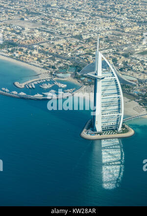 Dubai, VAE - November 25, 2012: Blick auf die Luxus Strand von Dubai und der Burj al-Arab in Dubai, VAE. Der Bur ist das exklusivste Hotel der Welt, eine Stockfoto