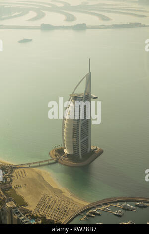 Dubai, VAE - November 25, 2012: Blick auf die Luxus Strand von Dubai und der Burj al-Arab in Dubai, VAE. Der Bur ist das exklusivste Hotel der Welt, eine Stockfoto