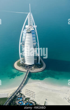 Dubai, VAE - November 25, 2012: Blick auf die Luxus Strand von Dubai und der Burj al-Arab in Dubai, VAE. Der Bur ist das exklusivste Hotel der Welt, eine Stockfoto