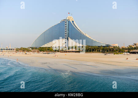 Dubai, VAE - November 25, 2012: Jumeirah Beach Hotel in Dubai. Diese wave-förmige Hotel ergänzt die, segelförmigen Burj Al Arab, das neben der t Stockfoto