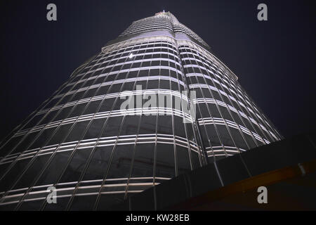 Dubai, VAE - November 25, 2012: Vertikale Ansicht des Burj Khalifa, der höchste Turm der Welt in Dubai, Vereinigte Arabische Emirate Stockfoto