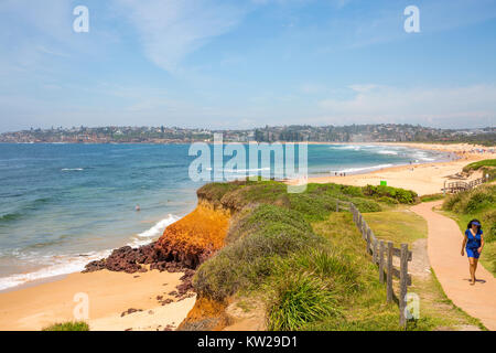 Zweihundertjähriger Küstenwanderweg, der entlang des Long Reef Beach in Richtung Süden Richtung Dee Why an den nördlichen Stränden von Sydney, New South Wales in Australien, blickt Stockfoto