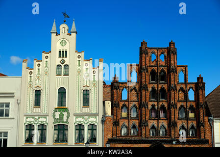 Wismar, Giebel von Seesternen und alter Schwede auf dem Marktplatz, Giebel von Seestern und Alter Schwede am Marktplatz Stockfoto