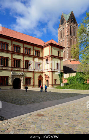 Wismar, Renaissance bau Prinz jetzt Amtsgericht und Kirchturm St. Marien, Renaissancebau Fürstenhof jetzt Amtsgericht und Kirchturm Stockfoto