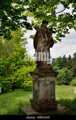 B hmisches Low Country, Statue des heiligen Nepomuk mit der Wallfahrtskirche Maria Schnee, Nordböhmen / Machasee 1999 günstig, Statue des Heiligen Nepomuk bei der W Stockfoto