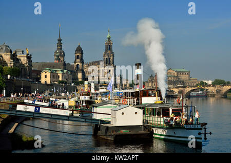 Dresden, weg setzen Dampfschiff auf der Terrasse Ufer, ablegender Dampfer am Terrassenufer Stockfoto