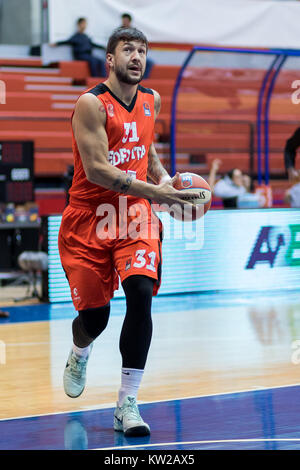 ZAGREB, KROATIEN - 29. SEPTEMBER 2017: ABA Liga KK Cedevita Zagreb vs KK FMP Beograd. Andrija Stipanovic (31) mit Kugel Stockfoto