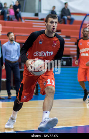 ZAGREB, KROATIEN - 29. SEPTEMBER 2017: ABA Liga KK Cedevita Zagreb vs KK FMP Beograd. Karlo Zganec (11) mit Kugel Stockfoto