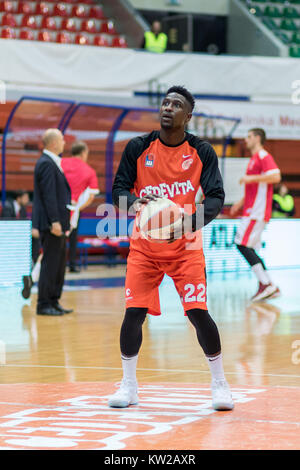 ZAGREB, KROATIEN - 29. SEPTEMBER 2017: ABA Liga KK Cedevita Zagreb vs KK FMP Beograd. Die Kirsche (22) mit der Kugel Stockfoto