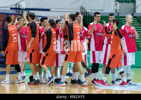 ZAGREB, KROATIEN - 29. SEPTEMBER 2017: ABA Liga KK Cedevita Zagreb vs KK FMP Beograd. Spieler wünscht Ihnen selbst Stockfoto