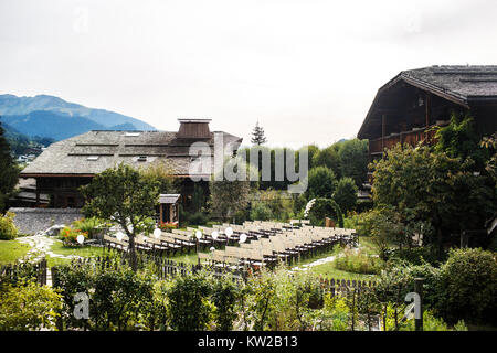 Hochzeit im Freien Zeremonie mit Berge und Gebäude im Hintergrund. Stockfoto