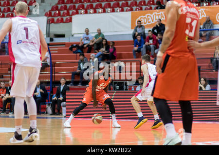 ZAGREB, KROATIEN - 29. SEPTEMBER 2017: ABA Liga KK Cedevita Zagreb vs KK FMP Beograd. Die Kirsche (22) mit der Kugel Stockfoto