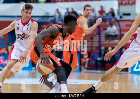 ZAGREB, KROATIEN - 29. SEPTEMBER 2017: ABA Liga KK Cedevita Zagreb vs KK FMP Beograd. Die Kirsche (22) mit der Kugel Stockfoto