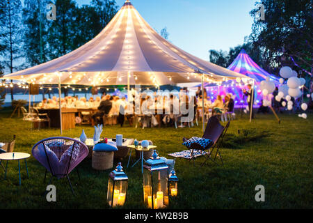 Bunte Hochzeit Zelte in der Nacht. Hochzeitstag. Stockfoto