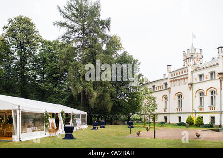 Lange weiße Zelt für Hochzeit in den Wäldern. Stockfoto