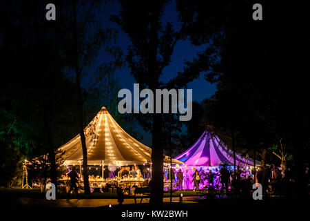 Bunte Hochzeit Zelte in der Nacht. Hochzeitstag. Stockfoto