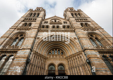 Natural History Museum London, Hauptgebäude von Alfred Waterhouse 1873-1880, Fassade auf der Cromwell Road, viktorianischen gotischen und romanischen Revival Architec Stockfoto