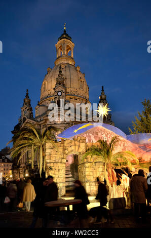 Dresden, Weihnachtsmarkt unter der Kirche der Muttergottes, Weihnachtsmarkt unter der Frauenkirche Stockfoto