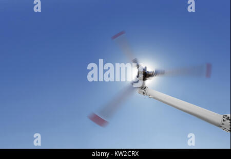 Nahaufnahme der Hubschrauber Heckrotor Blade Mechanismus gegen den blauen Himmel Stockfoto