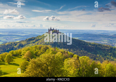 Luftaufnahme der berühmten Burg Hohenzollern, Stammsitz des kaiserlichen Hauses Hohenzollern und eine der meist besuchten Burgen, im schönen Stockfoto