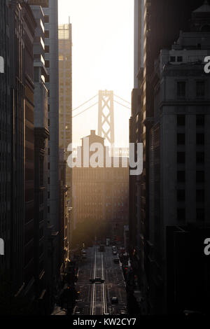 Klassische Ansicht der historischen California Street mit berühmten Oakland Bay Bridge in der ersten goldenen lichter Morgen bei Sonnenaufgang beleuchtet, San Francisco, USA Stockfoto