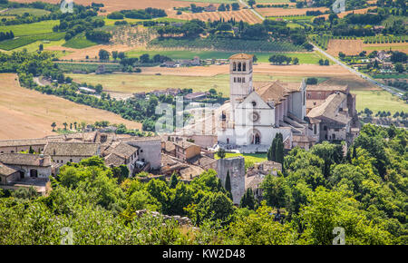 Berühmten Basilika des Hl. Franziskus von Assisi (Basilika Papale di San Francesco) bei Sonnenuntergang in Assisi, Umbrien, Italien Stockfoto