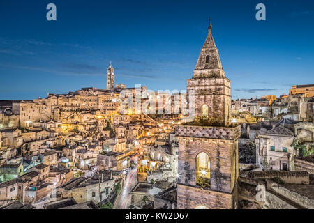 Altstadt von Matera (Sassi di Matera) bei Dämmerung, Basilicata, Italien Stockfoto