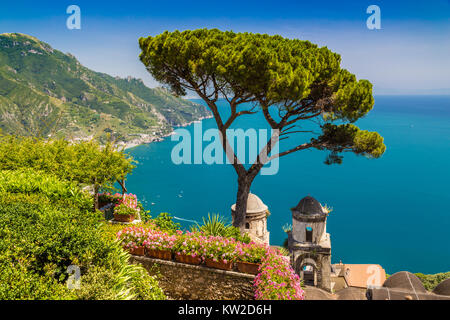 Malerischen Postkarten-Blick auf berühmte Amalfiküste mit Golf von Salerno aus Gärten der Villa Rufolo in Ravello, Kampanien, Italien Stockfoto