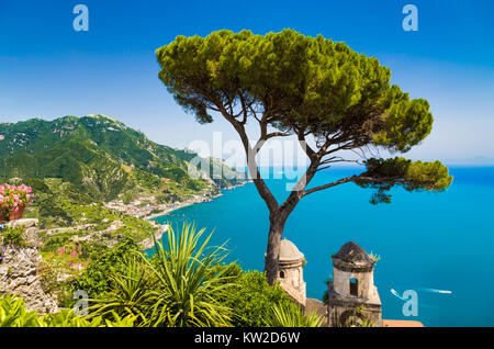 Malerischen Postkarten-Blick auf berühmte Amalfiküste mit Golf von Salerno aus Gärten der Villa Rufolo in Ravello, Kampanien, Italien Stockfoto