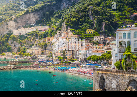 Malerischen Postkarten-Blick auf den schönen Amalfi am berühmten Amalfiküste mit Golf von Salerno, Kampanien, Italien Stockfoto