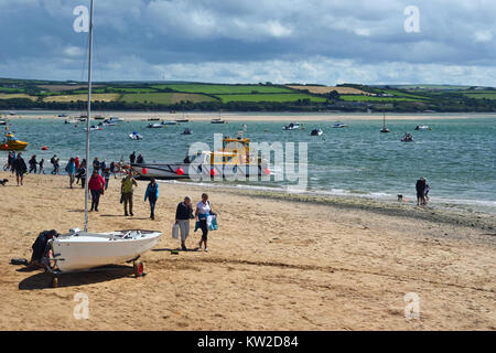 Fähre und Yacht am Strand von Rock, Cornwall, England, Großbritannien Stockfoto