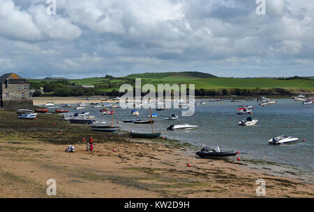 Boote im Hafen, Rock Beach, Cornwall, England, Großbritannien Stockfoto