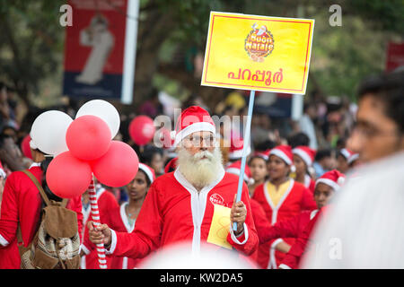 Farbenfroh nach Santa's flashmob von Buon Natale Weihnachten fest Thrissur 2017, thrissur, Kerala, Indien eine einzigartige Weihnachtsfeier whe Stockfoto