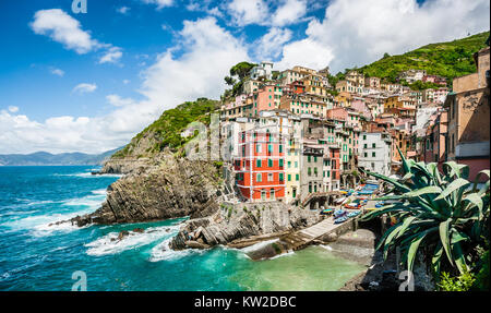 Panoramablick von Riomaggiore, eines der fünf berühmten Fischer Dörfer der Cinque Terre in Ligurien, Italien Stockfoto