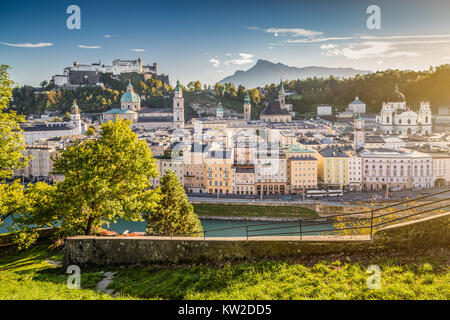 Luftaufnahme von der historischen Stadt Salzburg mit Festung Hohensalzburg im schönen Abendlicht, Salzburger Land, Österreich Stockfoto