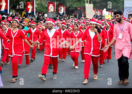 Farbenfroh nach Santa's flashmob von Buon Natale Weihnachten fest Thrissur 2017, thrissur, Kerala, Indien eine einzigartige Weihnachtsfeier whe Stockfoto