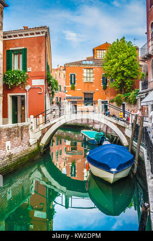 Schöne Szene mit bunten Häusern und Booten auf einen kleinen Kanal in Venedig, Italien Stockfoto