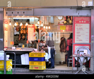 Kleines Straßengeschäft, das gegrilltes Schweinefleisch und Geflügel im kantonesischen Stil verkauft, Hongkong. Stockfoto