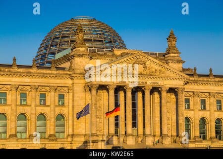 Vergrößerte Ansicht des berühmten Reichstagsgebäude, Sitz des Deutschen Bundestages (Deutscher Bundestag), in schönen goldenen Abendlicht bei Sonnenuntergang, Berlin Stockfoto