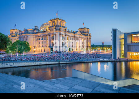 Panorama der modernen Berliner Regierungsviertel mit berühmten Reichstagsgebäude und der Spree entlang in schöne post Sonnenuntergang Dämmerung beleuchtet Stockfoto